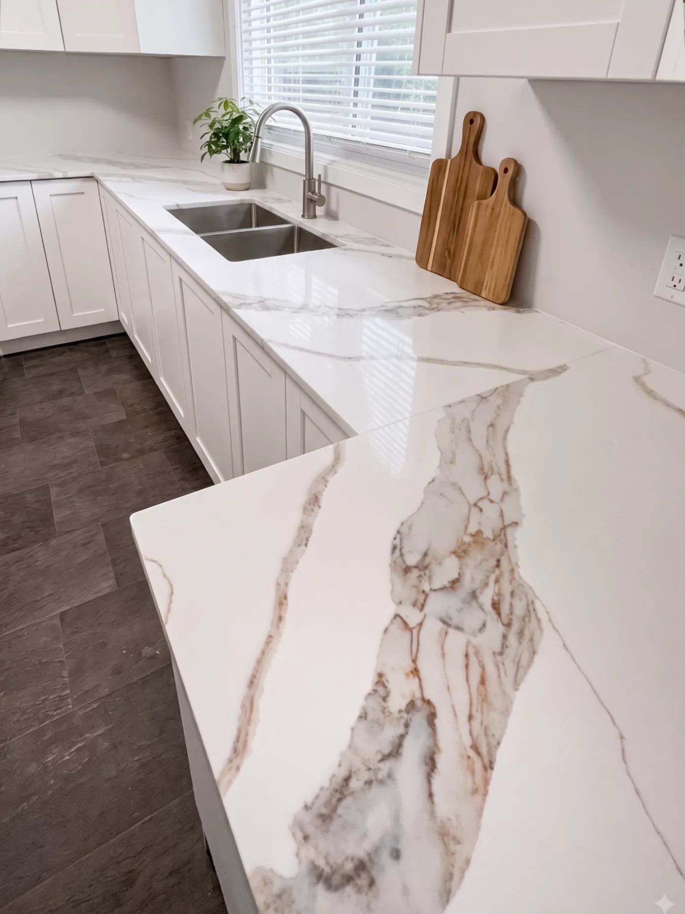 Peninsula top with amber and gold veining running diagonally across the slab