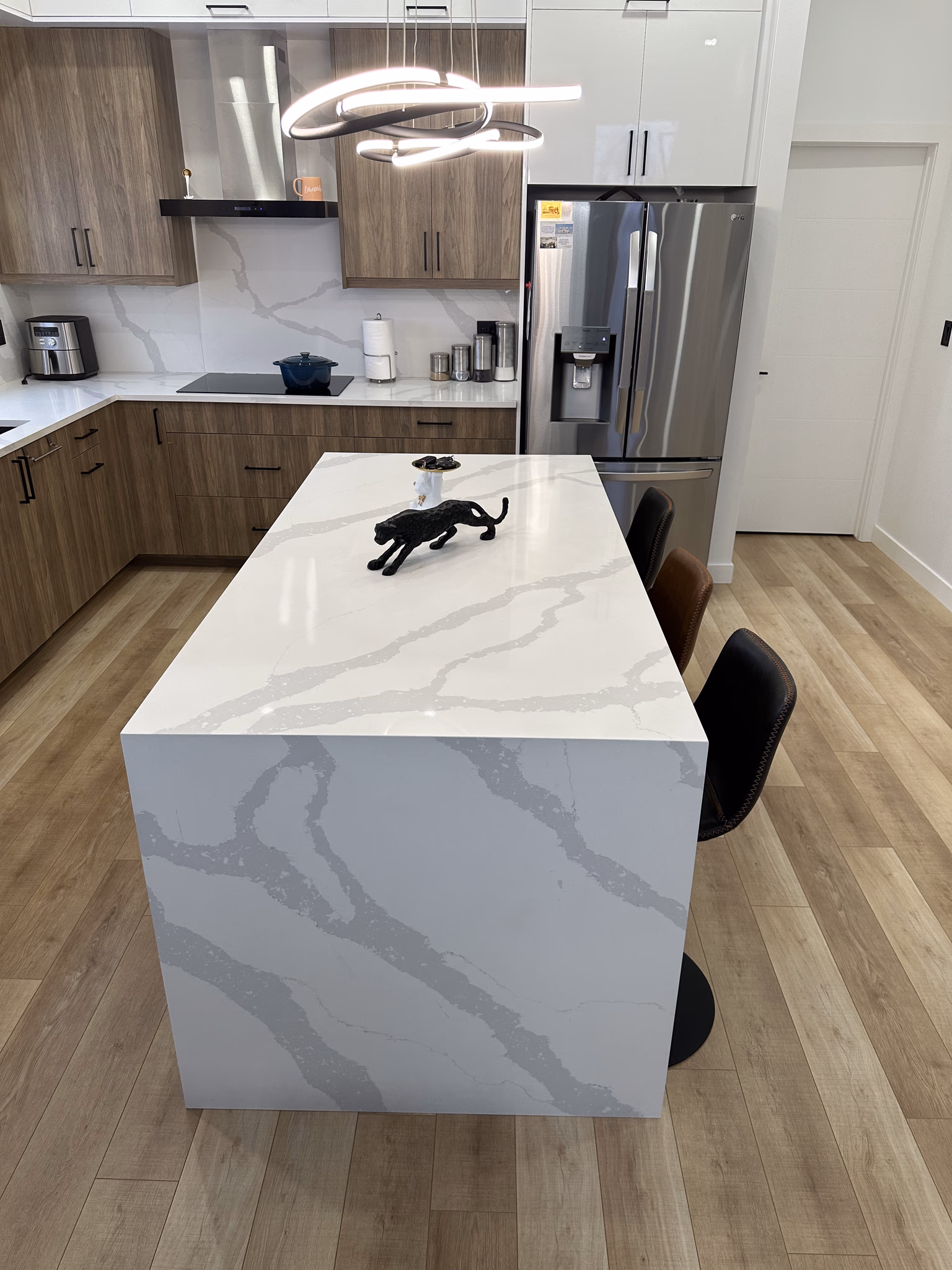 Quartz island countertop by Stonais